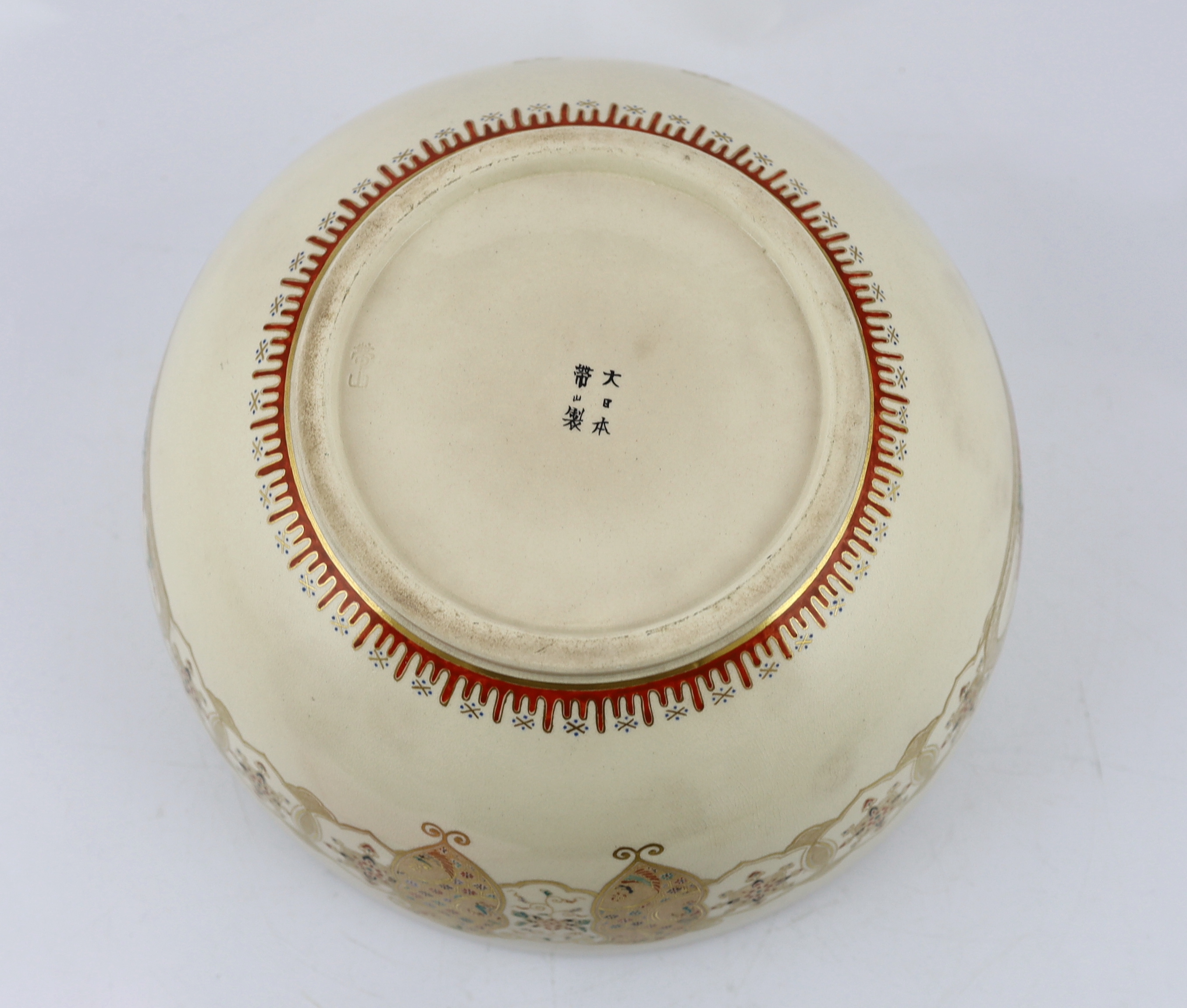 A large Japanese Satsuma bowl by Taizan, Meiji period